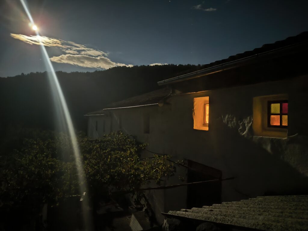 Entorno natural en Casa del Agua: bosque, montañas y agua.