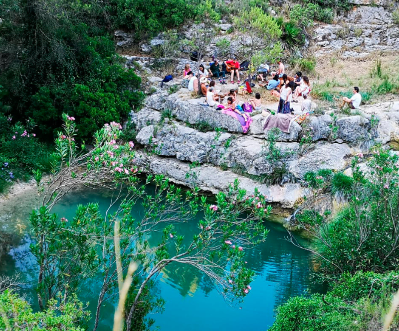 Espacio natural con poza cristalina a 3 minutos andando de encuentro en Casa del Agua, diseñado para la conexión y la convivencia."