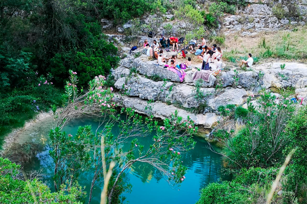 Espacio natural con poza cristalina a 3 minutos andando de encuentro en Casa del Agua, diseñado para la conexión y la convivencia."