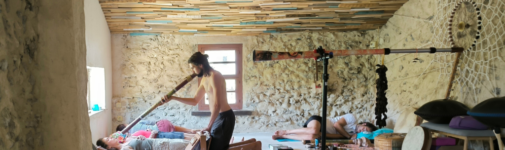 Espacio de encuentro en Casa del Agua, diseñado para la conexión y la convivencia."