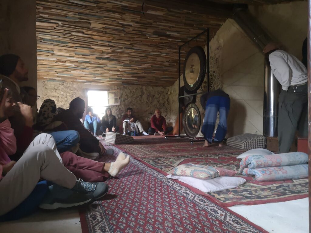 Sala Samsara en Casa del Agua: un espacio para yoga, meditación y transformación., encuentros de canto y conexión con baños de sonido.