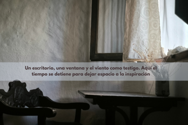 Escritorio de madera para inspiración y estudio interior Escritorio antiguo de madera frente a una ventana con cortinas ondeando suavemente por el viento. Un rincón perfecto para la contemplación, la escritura y el estudio interior.