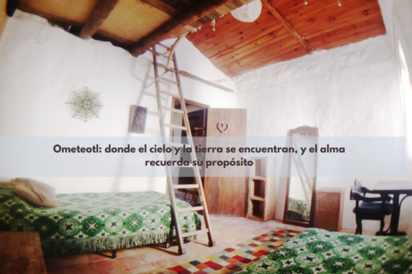 Habitación Ometeotl en Casa del Agua, un dormitorio de dos alturas construido con materiales reciclados, inspirado en la cosmovisión tolteca y el equilibrio entre el cielo y la tierra.
