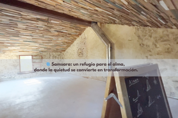 Sala de meditación Samsara en Casa del Agua, un espacio holístico restaurado con materiales reciclados, diseñado para yoga, Tai Chi y terapias de sanación.
