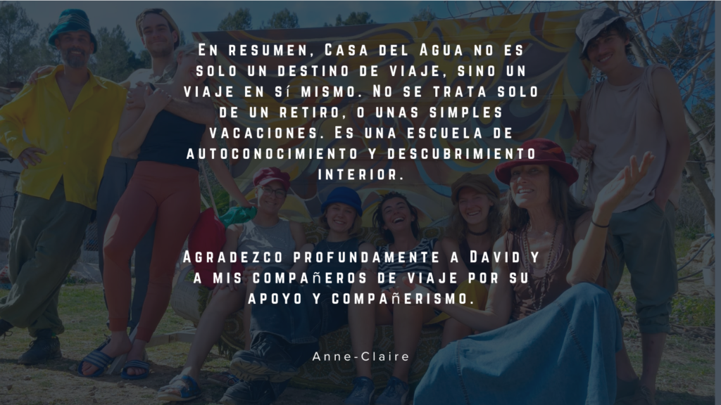 Grupo sonriente de participantes junto al mural en La Casa del Agua