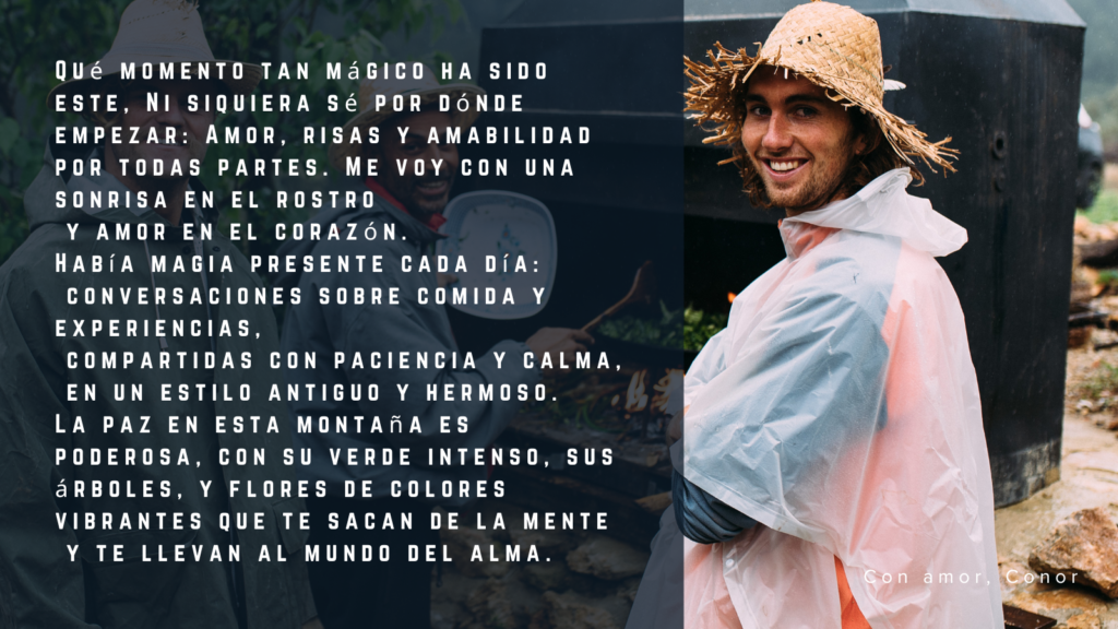 Conor sonriendo con sombrero de paja y poncho, durante su retiro en la montaña